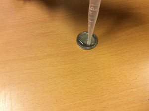 Hur många droppar vatten får det plats på en enkrona?
